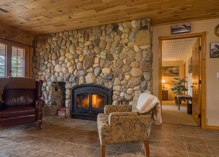 Pine Ridge, Log Home With Lake View And Backyard