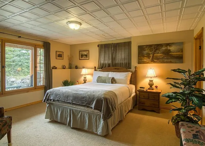 Pine Ridge, Log Home With Lake View And Backyard